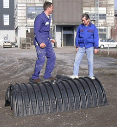 Regenwasserversickerung, DRAIN MAX Tunnelsystem im Belastungstest von zwei Monteuren